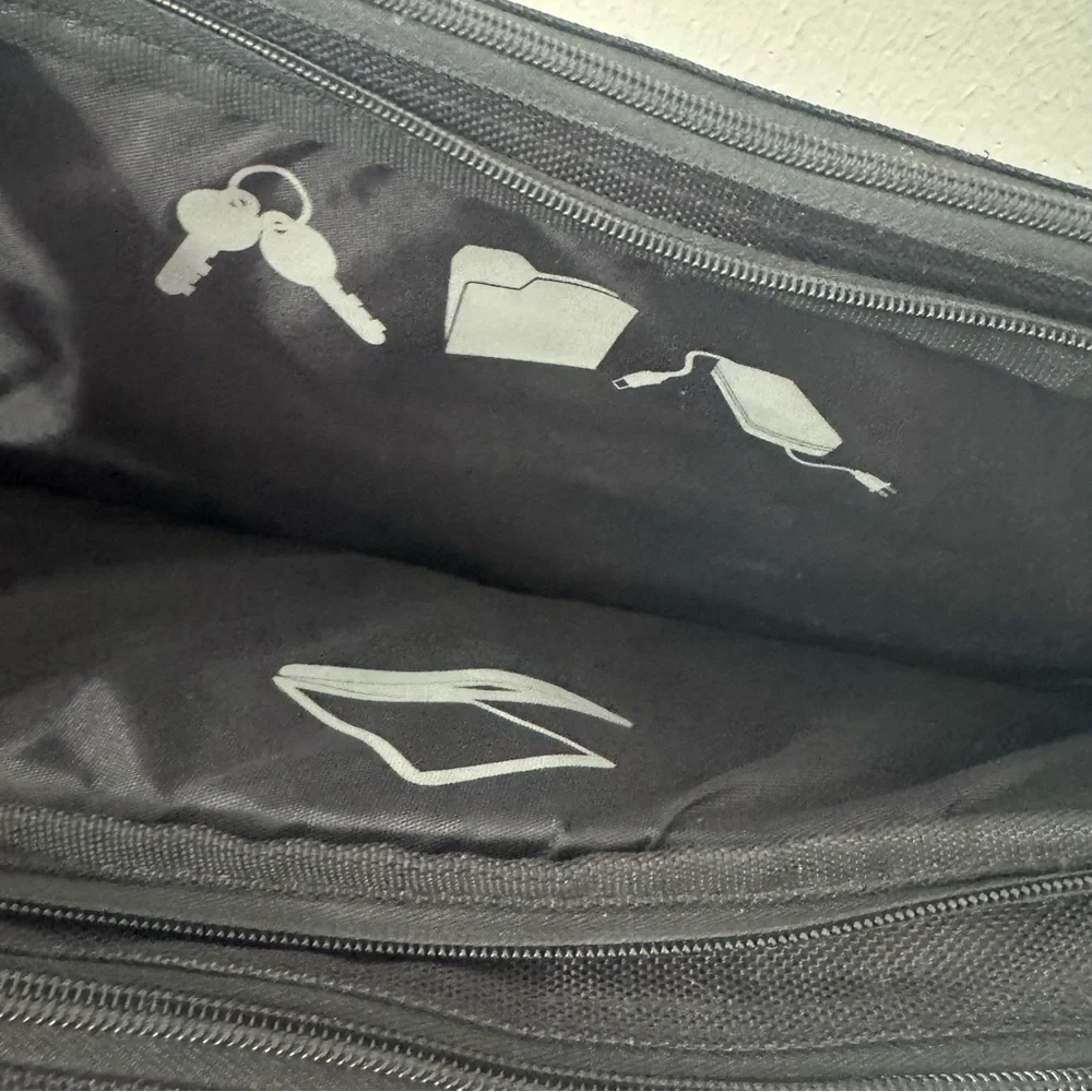Targus Corporate Traveler Black Professional Laptop Briefcase Shoulder Strap EUC